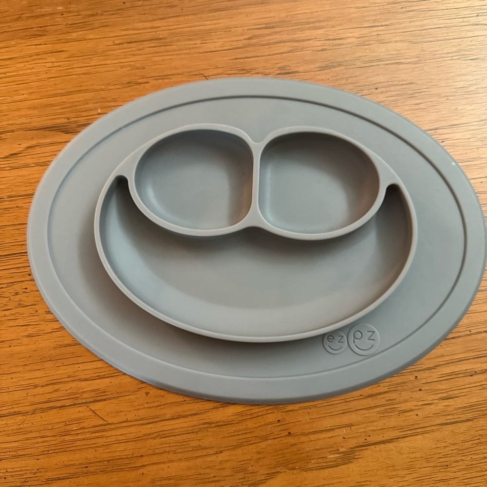 EZPZ Silicone Suction Plate in Gray